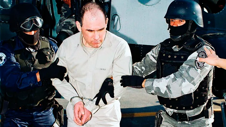 Osiel Cárdenas Guillén dikawal oleh anggota Badan Investigasi Federal Meksiko di Mexico City pada Januari 2007