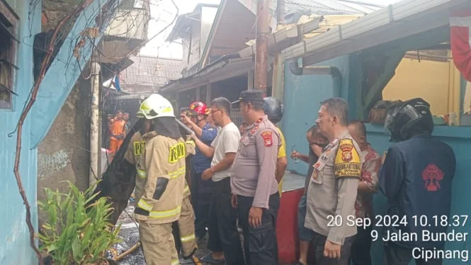 Kebakaran di permukiman padat penduduk di Jalan Bumiputera Ujung, Cipinang Bunder, Pulogadung, Jakarta Timur,