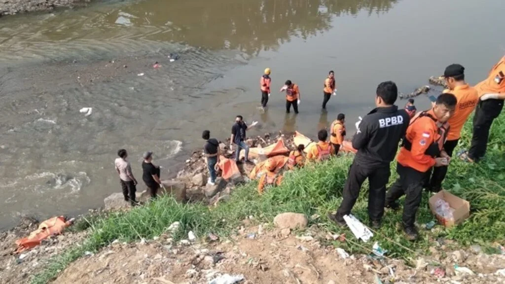 7 Mayat Pria ditemukan di Kali Bekasi tepatnya di Belakang Komplek PGP Jatirasa, Jatiasih, Kota Bekasi, Minggu