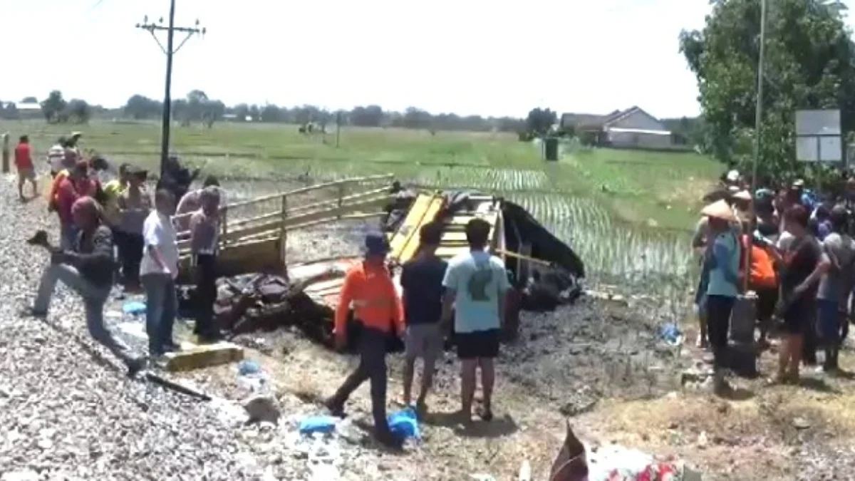 Sebuah truk rusak parah setelah dihantam kereta api Argo Semeru rute Surabaya-Jakarta pada perlintasan tanpa p