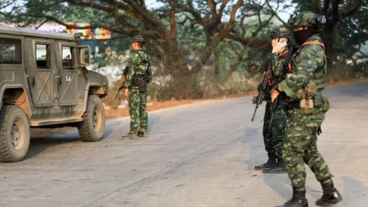 Sekelompok prajurit bersiaga di saat sejumlah warga Myanmar melarikan diri ke Thailand. (EPA)