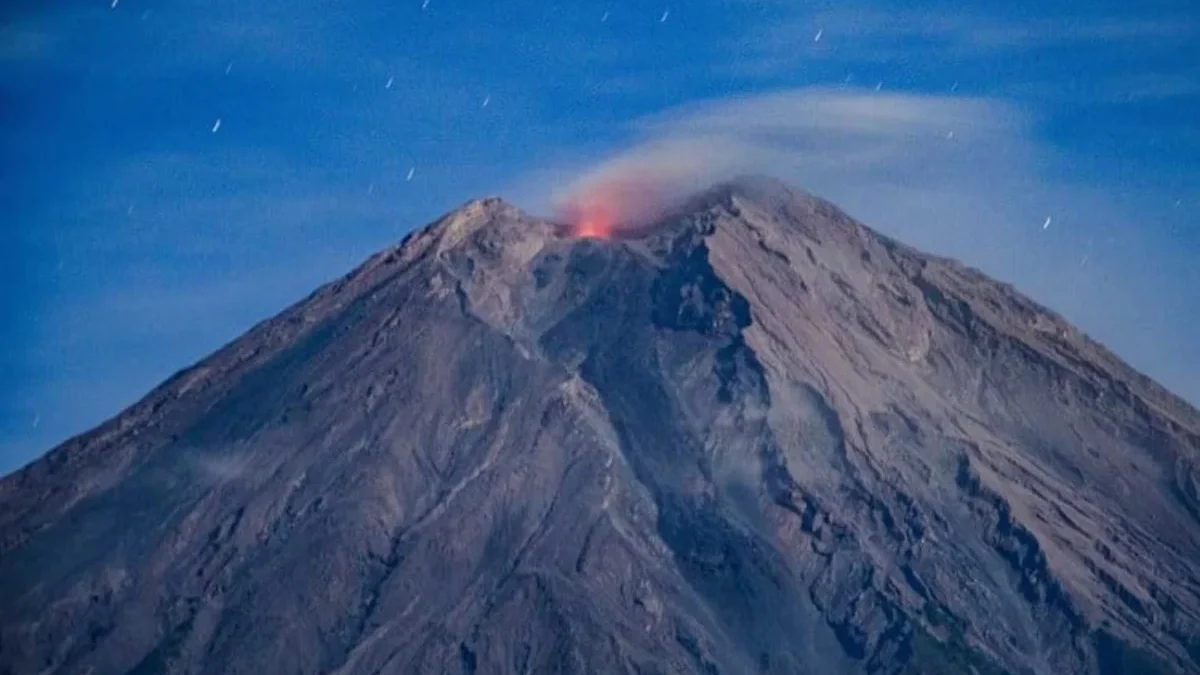 Gunung Semeru mengalami aktivitas vulkanik dengan 85 kali gempa letusan atau erupsi amplitudo 10-22 mm selama