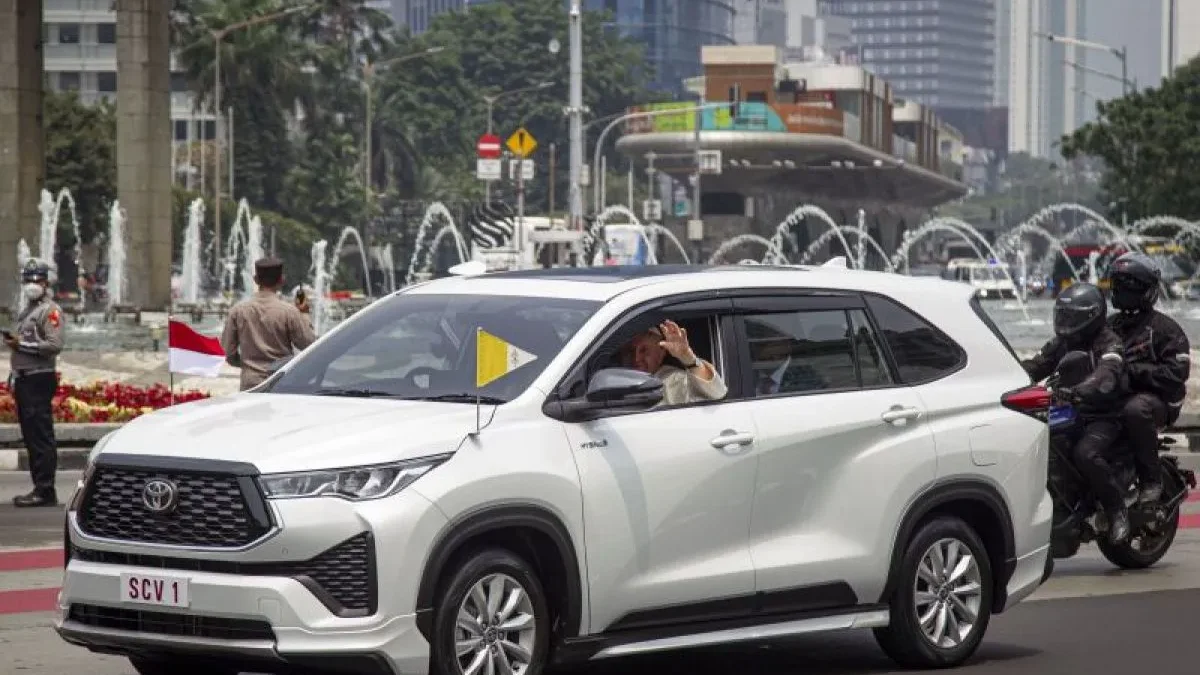 Paus Fransiskus melambaikan tangan saat melintasi kawasan Bundaran HI, Jakarta, Selasa (3/9/2024). Pemimpin Ta