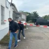 Petugas polisi menggeledah lokasi Islamic Center di Fuerstenwalde. Menteri Dalam Negeri Brandenburg Stuebgen t