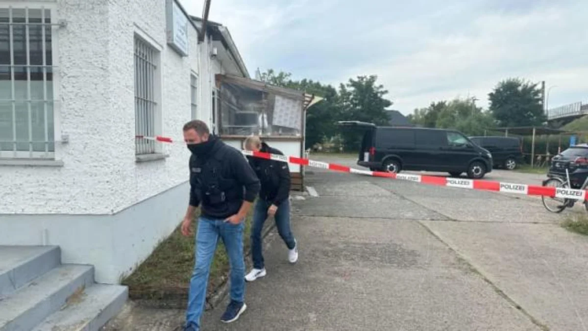 Petugas polisi menggeledah lokasi Islamic Center di Fuerstenwalde. Menteri Dalam Negeri Brandenburg Stuebgen t