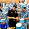 Petugas Bea Cukai dan Industri Rokok (Foto: Dok. Bea cukai)