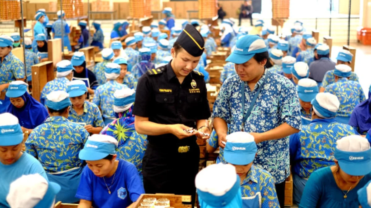 Petugas Bea Cukai dan Industri Rokok (Foto: Dok. Bea cukai)