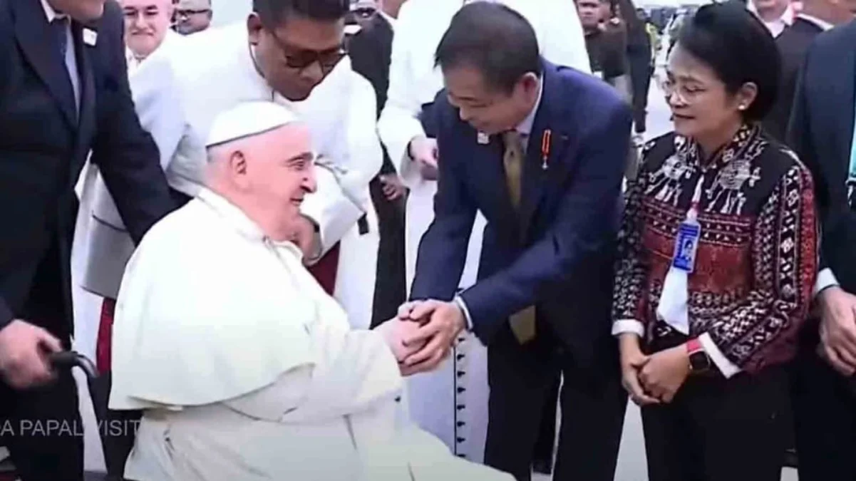 Paus Fransiskus tiba di Bandara Soekarno-Hatta, Selasa (3/9/2024). FOTO/Tangkapan layar Youtube Kosmos Keuskup