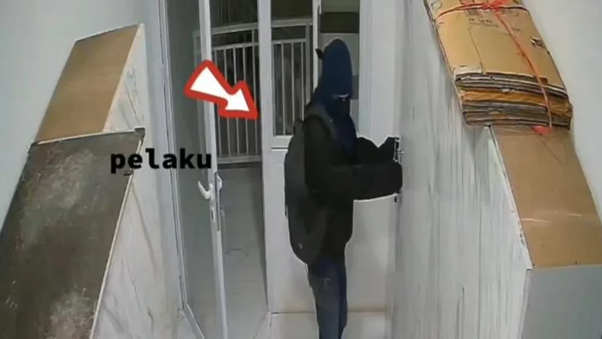 Pelaku pencurian kartu ATM terekam CCTV. (Foto: istimewa)