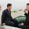 Pemimpin Korea Utara Kim Jong Un dan Perdana Menteri Kim Tok Hun mengunjungi daerah yang terkena banjir di dek