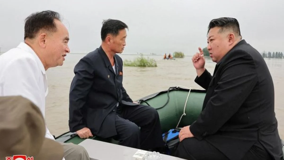 Pemimpin Korea Utara Kim Jong Un dan Perdana Menteri Kim Tok Hun mengunjungi daerah yang terkena banjir di dek