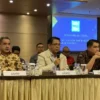 Wakil Ketua Umum Asosiasi Pengusaha Indonesia (Apindo) Franky Sibarani menjawab pertanyaan wartawan saat ditem