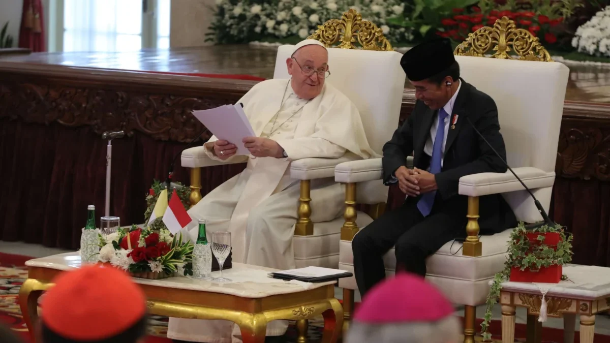 Presiden Joko Widodo (kanan) bersama Pemimpin Takhta Suci Vatikan Sri Paus Fransiskus (kiri) saat pertemuan di