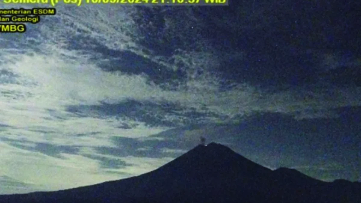 Gunung Semeru erupsi pada Selasa (10/9/2024) pukul 21.09 WIB.