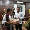 Rektor UKSW Salatiga, Intiyas Utami saat menunjukkan roti inovasi olahan gandum tropis. (Dok Prokompim Salatig