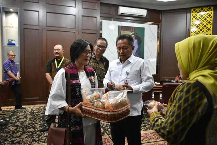 Rektor UKSW Salatiga, Intiyas Utami saat menunjukkan roti inovasi olahan gandum tropis. (Dok Prokompim Salatig