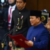 Presiden Prabowo Subianto (kanan) dengan disaksikan Presiden keenam RI Joko Widodo (kiri) mengucapkan sumpah j