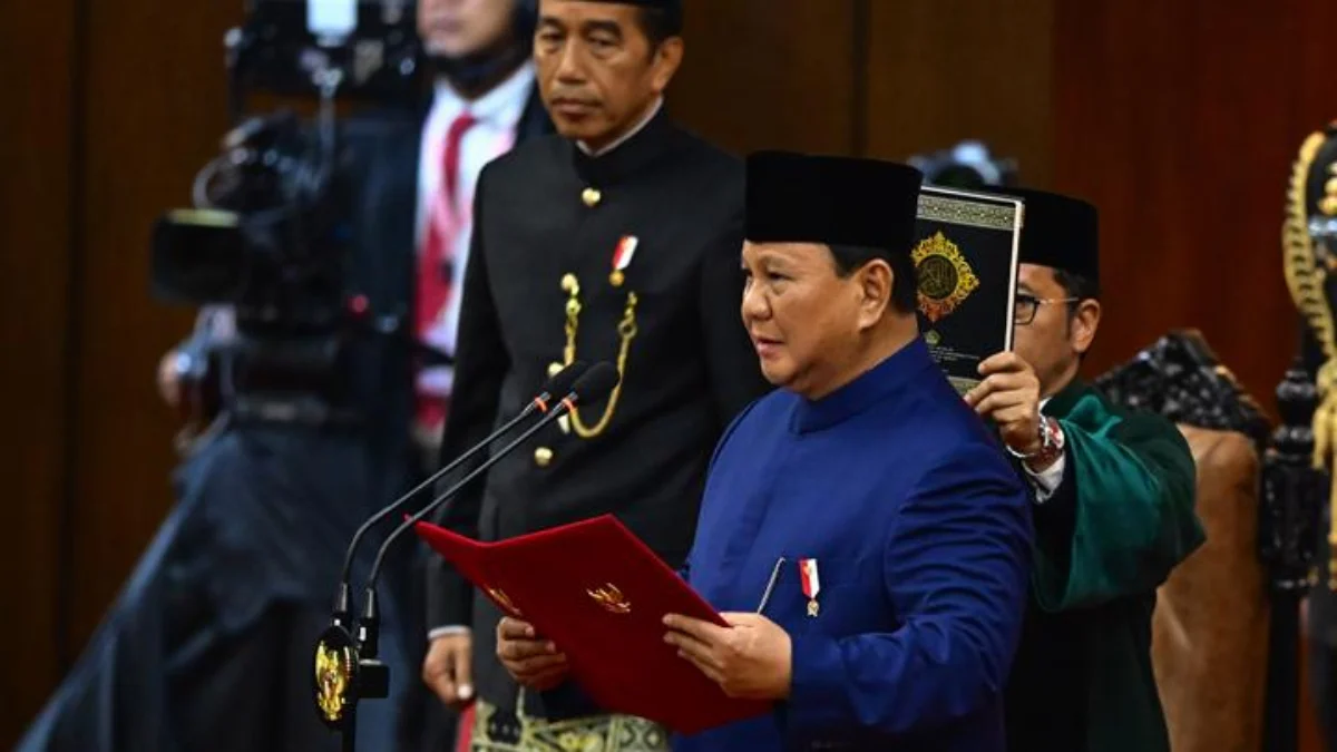 Presiden Prabowo Subianto (kanan) dengan disaksikan Presiden keenam RI Joko Widodo (kiri) mengucapkan sumpah j