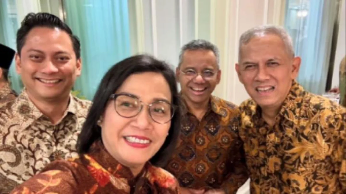 Menteri Keuangan Sri Mulyani berfoto dengan tiga wakilnya. Instagram/Sri Mulyani