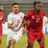 Striker Indonesia Ragnar Oratmangoen (tengah) berduel dengan pemain Bahrain Vincent Emmanuel (kanan) pada kual