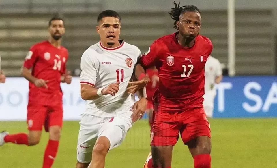 Striker Indonesia Ragnar Oratmangoen (tengah) berduel dengan pemain Bahrain Vincent Emmanuel (kanan) pada kual