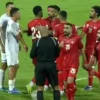 Protes ke wasit Ahmed Al Kaf pada akhir pertandingan Bahrain vs Indonesia. (Istimewa/ESPN 2 Live)