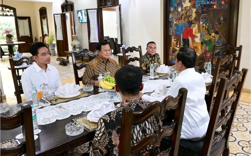 Presiden Joko Widodo (Jokowi) menjamu presiden terpilih Prabowo Subianto didampingi Gibran Rakabuming Raka di