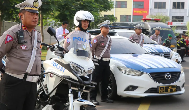 Personel Satlantas berbaris di samping kendaraan saat apel gelar pasukan Operasi Zebra Jaya 2024(ANTARA FOTO/M