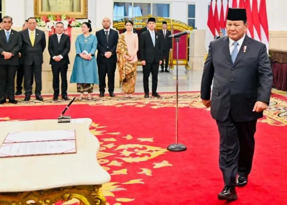 Presiden Prabowo Subianto melantik para menteri Kabinet Merah Putih 2024-2029 di Istana Negara, Jakarta, pada