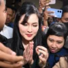 Sandra Dewi menjadi saksi untuk terdakwa Harvey Moeis yang merupakan suami Sandra, serta dua terdakwa lainnya