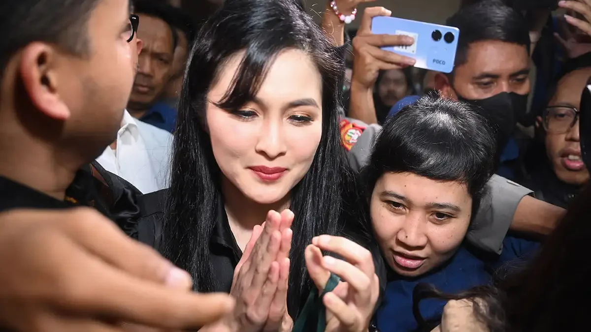 Sandra Dewi menjadi saksi untuk terdakwa Harvey Moeis yang merupakan suami Sandra, serta dua terdakwa lainnya