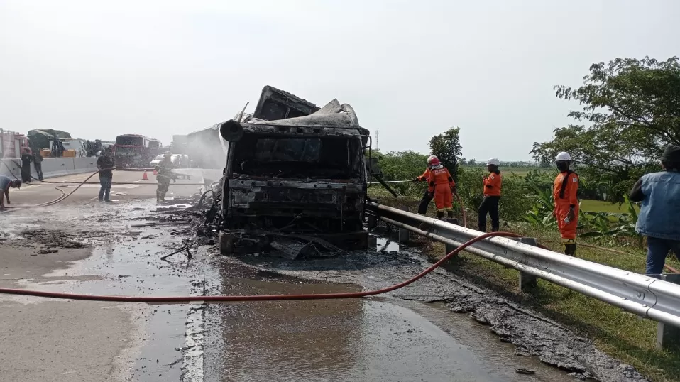 Tim gabungan petugas Damkar melakukan proses pemadaman truk kontainer yang terbakar di Jalur Tol KM 359 Semara