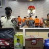 KPK perlihatkan uang tunai yang disita sebagai barang bukti dalam operasi tangkap tangan (OTT) di Provinsi Kal