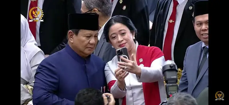 Presiden Prabowo dan Puan Maharani asyik selfie usai pelantikan (Foto: tangkapan layar DPR TV)