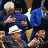 Presiden Prabowo Subianto (kedua kiri) berpelukan dengan Perdana Menteri Timor Leste Xanana Gusmao (kiri) usai