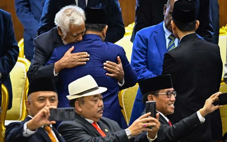 Presiden Prabowo Subianto (kedua kiri) berpelukan dengan Perdana Menteri Timor Leste Xanana Gusmao (kiri) usai