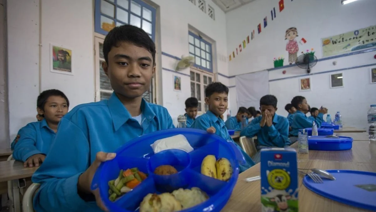 Siswa menunjukkan menu makanan bergizi gratis saat kegiatan mitigasi operasional dan uji coba makan bergizi gr