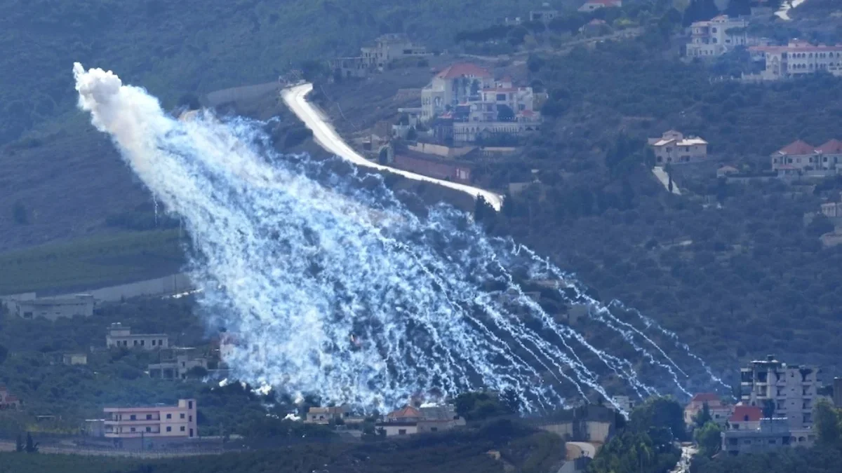 Bom fosfor putih yang dijatuhkan Israel di Lebanon.