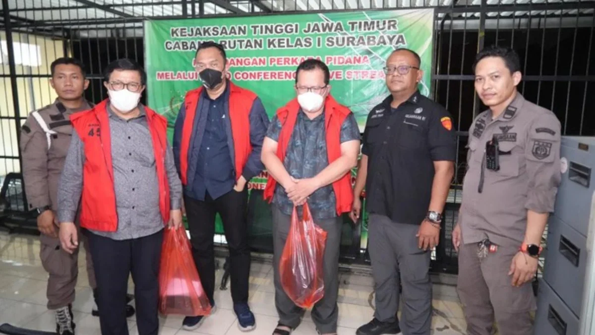 3 hakim PN Surabaya ditahan di Kejati Jatim setelah terjaring OTT kasus vonis bebas Ronald Tannur (Foto: Dok.