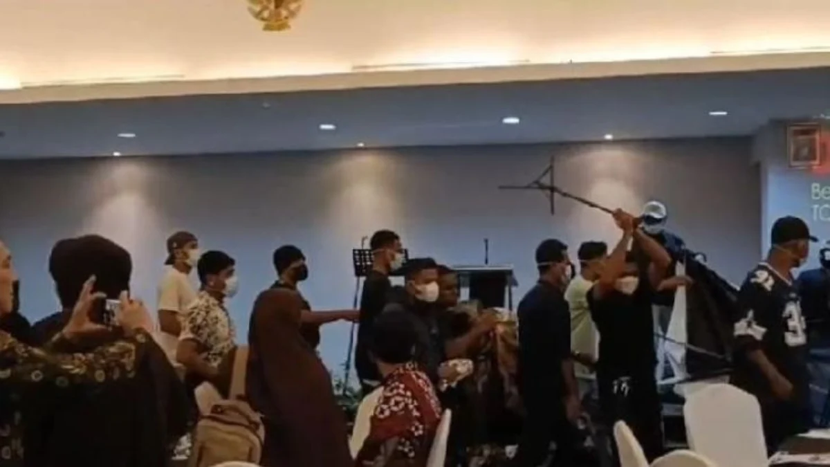 Gerombolan preman membubarkan paksa acara Forum Tanah Air di Kemang, Jakarta Selatan.