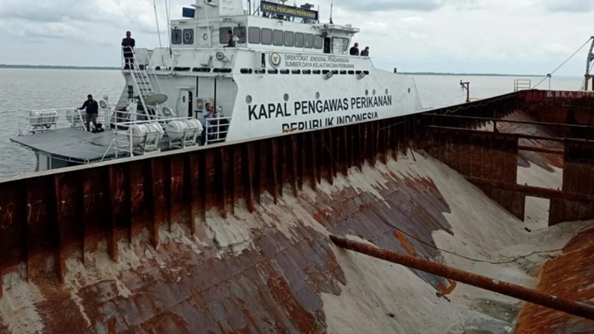 Foto: Kementerian Kelautan dan Perikanan menangkap kapal angkut pengeruk pasir laut diduga ilegal di Pulau Rup