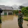 Personel TNI dari Kodim 0204 DS memantau rumah warga yang terdampak Banjir di Tebing Tinggi, Jumat (11/10/2024