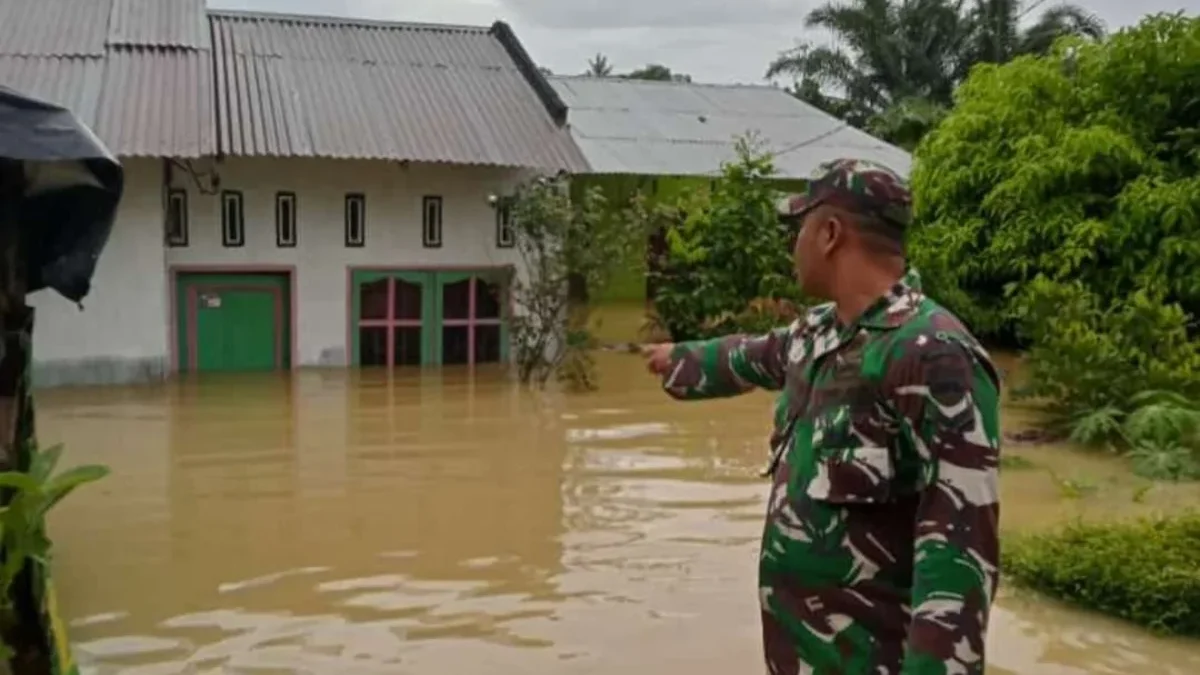 Personel TNI dari Kodim 0204 DS memantau rumah warga yang terdampak Banjir di Tebing Tinggi, Jumat (11/10/2024