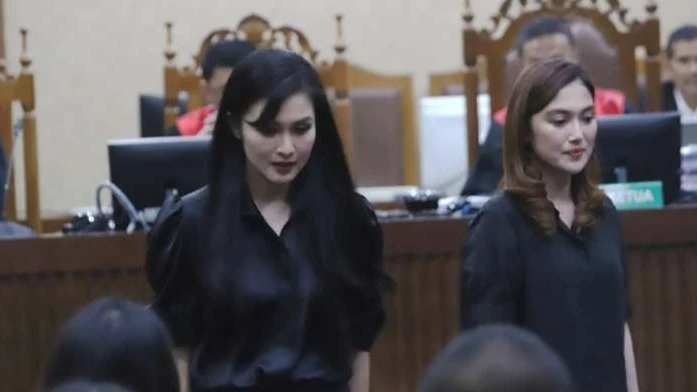 Sandra Dewi (kiri) dan adik kandungnya sekaligus manajer, Kartika Dewi saat menjadi saksi sidang lanjutan kasu