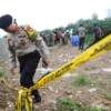 Polisi memasang garis polisi di sekitar tempat penemuan tujuh mayat di Kali Bekasi