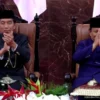 Presiden Joko Widodo dan Presiden terpilih Prabowo Subianto menjelang pengambilan sumpah janji Presiden di DPR