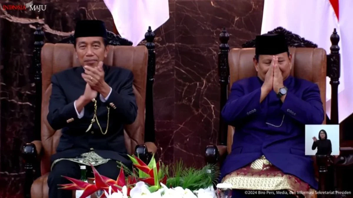 Presiden Joko Widodo dan Presiden terpilih Prabowo Subianto menjelang pengambilan sumpah janji Presiden di DPR