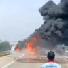 Truk terbakar di Tol Semarang-Batang, Jumat (11/10/2024). (Foto: dok. Tangkapan layar akun IG @pekalonganinfo)