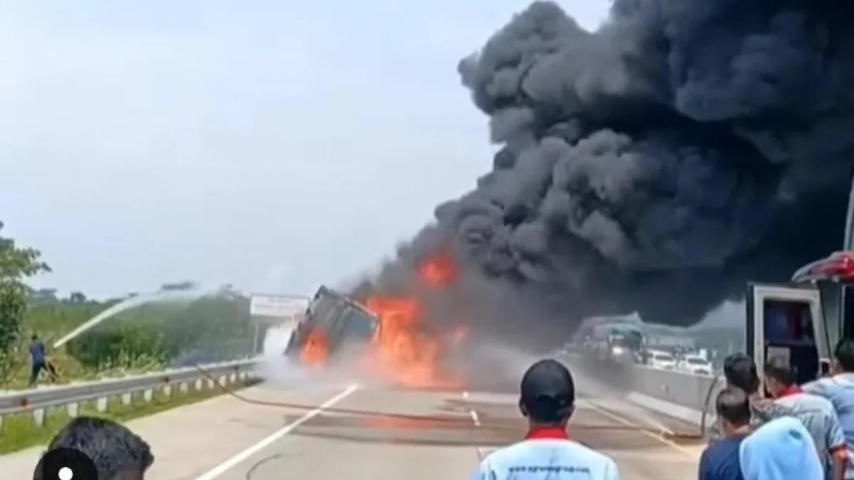 Truk terbakar di Tol Semarang-Batang, Jumat (11/10/2024). (Foto: dok. Tangkapan layar akun IG @pekalonganinfo)