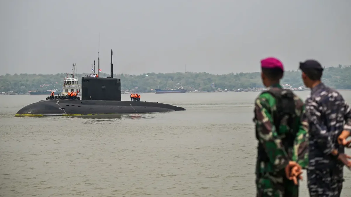 Kapal selam milik Angkatan Laut Rusia berlabuh di Dermaga Jamrud Utara, Pelabuhan Tanjung Perak, Surabaya, Jaw